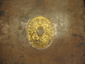 Dorado en relieve.