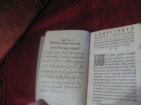 Cita en hebreo y nota manuscrita.