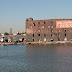 Redhook, New Yorkの新しい開発地区です。古い倉庫や貿易時代のインダストリアルな建物が残り、家賃がまだマンハッタンに比べると安く、アーティストやオーガニックファームなどのDown to earthな人々が住見始めた注目の地域です。ゆるーい感じの街並はマンハッタンの喧噪とは真逆の優しく排他的な匂いの漂う街並です。