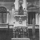 Particolare del primo pezzo dell'Ortolano. Si noti Mussolini mentre annuncia che la forza militare italiana "è una foresta di otto milioni di baionette"; anno 1937.