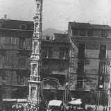 Ballata del Giglio del Beccaio in piazza Duomo. Sullo sfondo i palazzi con le scritte della propaganda fascista; anno 1937.