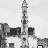 "Il Giglio d'a chiazza" (Il Giglio della Piazza), dominato in cima dalla statua della conquistata libertà da parte delle forze alleate. Sullo sfondo risaltano le macerie della città distrutta dai bombardamenti e dal ritiro dei tedeschi. Fu l'unico Giglio costruito nell'anno 1944.