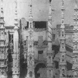 Gigli nella piazza del Duomo davanti al palazzo della città, distrutto dai tedeschi in ritirata, non ancora ricostruito. Come si nota non fu costruita la Barca; anno 1946.