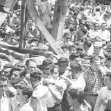 Esibizione della Barca in piazza del Duomo la domenica mattina. Particolare della paranza; anno 1957.