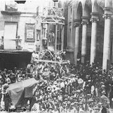 Giglio spogliato portato in processione in piazza Duomo; inizio 1900
