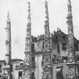 Ortolano, Salumiere, Bettoliere e Panettiere (da destra a sinistra) che sostano sul lato sinistro di piazza Duomo in attesa della benedizione; anno 1924