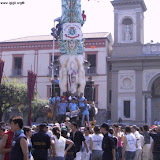 Al termine della ballata in piazza il Giglio dell'Ortolano si posiziona sul lato sinistro in attesa della benedizione; anno 2002.