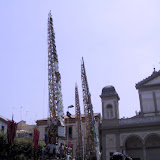 I Bettoliere e l'Ortolano (da sinistra a destra) fermi in piazza dopo la ballata; anno 2002.
