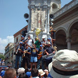 Il Giglio del Calzolaio mentre si esibisce in piazza Duomo; anno 2003.