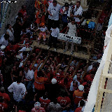La paranza nolana Risorgimento subito dopo aver effettuato il "cuonce cuonc’e… gghjettele" (la posata in sincrono del Giglio); anno 2005.