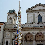 Giglio del Calzolaio all'ingresso in piazza Duomo; anno 2006.