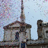 Giglio del Beccaio balla tra i coriandoli colorati; anno 2006.