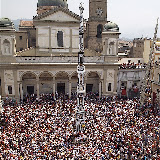 Piazza del Duomo gremita intorno all'esibizione dei Gigli; anno 2005.