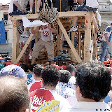 Particolare della paranza del Giglio del Fabbro (paranza nolana La Franzese) impegnata nell'esibizione della mattina. Da notare i caporali in piedi sulle "varre" mentre controllano la disposizione e tentano di procurare refrigerio ai "cullatori"; anno 2007.