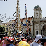 Il Giglio del Salumiere fermo nella sua posizione mentre in fondo il Giglio del Bettoliere attende il suo turno per entrare in piazza; anno 2007.