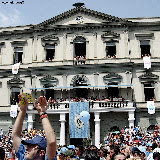 Il palazzo comunale con esposti lo stemma della città di Nola e gli otto stemmi storici delle corporazioni dei mestieri che hanno dato i nomi ai Gigli; anno 2007.