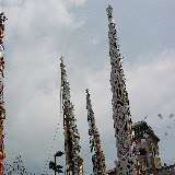 Il Giglio del Beccaio costeggia il lato di piazza del Duomo con i primi quattro gigli in sosta; anno 2007.