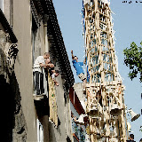 Il vescovo di Nola (il secondo sulla balconata) saluta il Giglio del Salumiere che riparte per proseguire il percorso; anno 2007.
