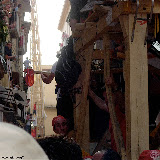 Il Giglio del Salumiere fermo in via S. Felice prima di eseguira la girata "caparossa". Sullo sfondo il Giglio del Panettiere gira all'incrocio di corso T. Vitale con via S. Felice; anno 2007.