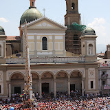 Entra in piazza del Duomo il Giglio del Beccaio