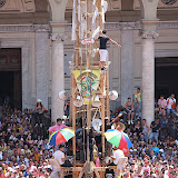 Particolare del Giglio e del colonnato del Duomo gremito