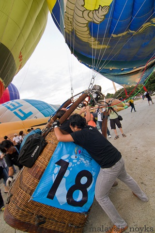[Hot Air Balloon Putrajaya 2011 (3)[3].jpg]