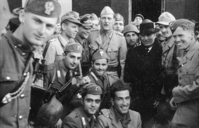 [Bundesarchiv_Bild_101I-567-1503C-17,_Gran_Sasso,_Mussolini_vor_Hotel[13].jpg]