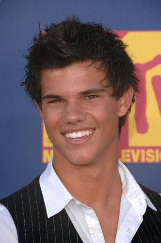 Cool messy hairstyle from Taylor Lautner