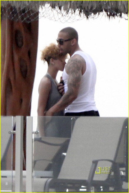 [rihanna-matt-kemp-mexico-mates-02 A[10].jpg]