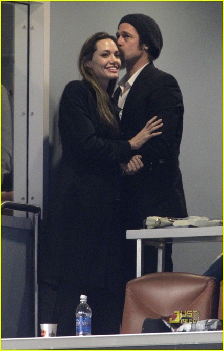 [brad-angelina-super-bowl-kiss-01[6].jpg]