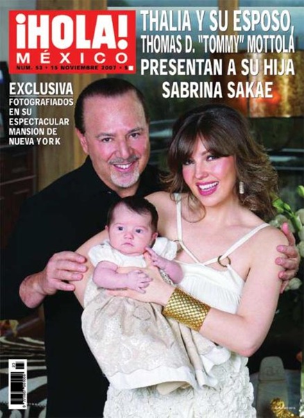 Thal&iacute;a con su hija y esposo