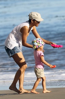 Halle Berry y su hija en la playa