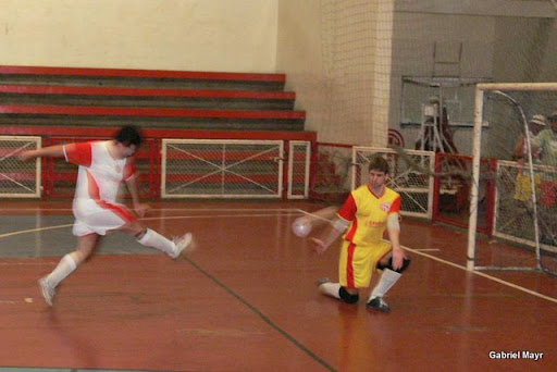 Legenda: Goleiro faz a defesa
