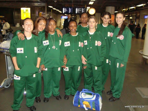 Na foto, primeira equipe de futebol para mulheres cegas do país posa para foto em aeroporto, antes da viagem à Alemanha. Todas estão com o uniforme da Urece.