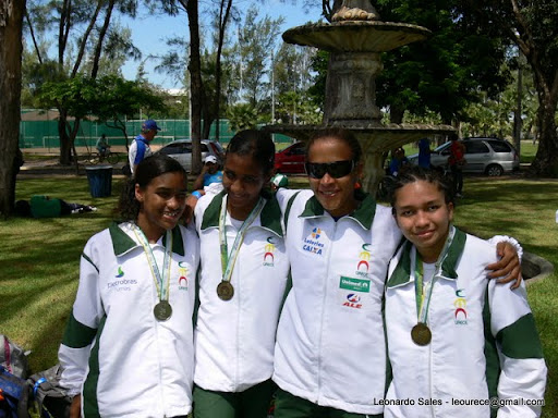 Na foto, Terezinha Guilhermina, uma das principais atletas da história do paradesporto brasileiro abraça as revelações da Urece: Jhulia,Viviane e Alice. 