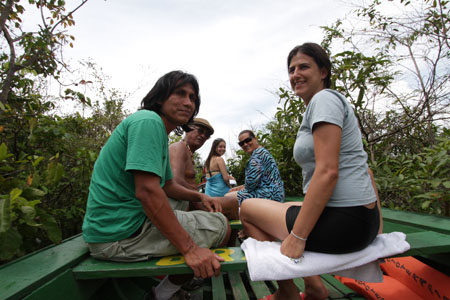 na foto, Moira Braga durante passeio de barco pelo Rio Amazonas. Ao redor, se vê a floresta tropical na foto, Moira Braga durante passeio de barco pelo Rio Amazonas. Ao redor, se vê a floresta tropical