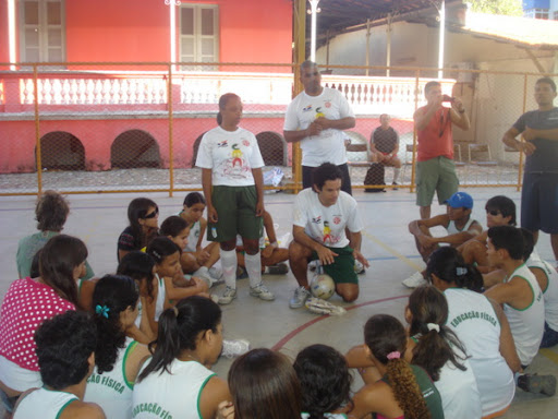 Na foto, Gabriel Mayr aparece no meio de um círculo, formado pelos demais participantes do workshop. Na foto, Gabriel Mayr aparece no meio de um círculo, formado pelos demais participantes do workshop.