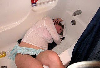 [wanita mabuk toilet[3].jpg]