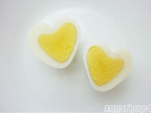 [Egg-in-a-heart-shaped-010[3].jpg]