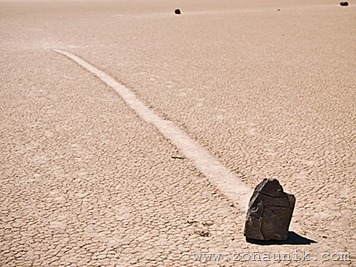 100064_moving-rock-di-death-valley-national-park