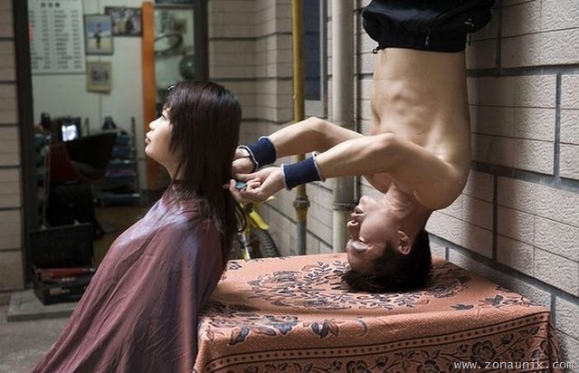 [Wang Xiaoyu performs headstand haircut[2].jpg]