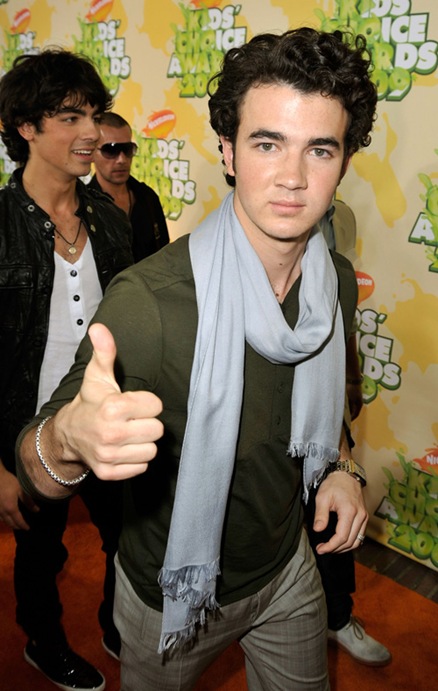 [jonas-brothers-kca-3289-15[5].jpg]