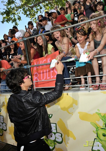 [jonas-brothers-kids-choice-awards-22[5].jpg]