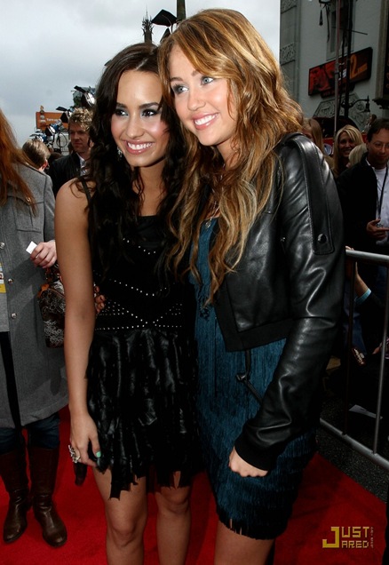 [miley-cyrus-hm-premiere-01[5].jpg]
