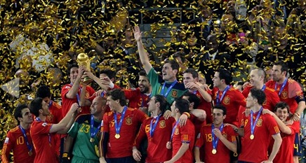 Casillas  levantando la Copa del Mundo 2010-3