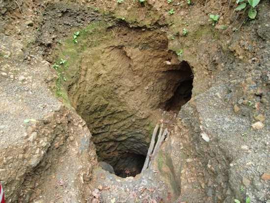 [dominican-republic-road-to-amber-mines-hole[3].jpg]