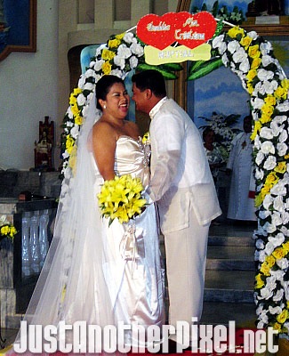 A very funny photo of the couple, the bride playing hard-to-get LOL - JustAnotherPixel.net