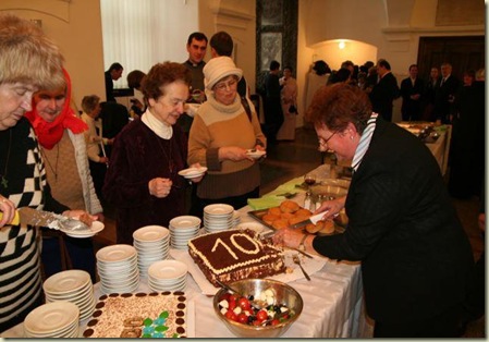 100 anos cortando o bolo 100 anos cortando o bolo