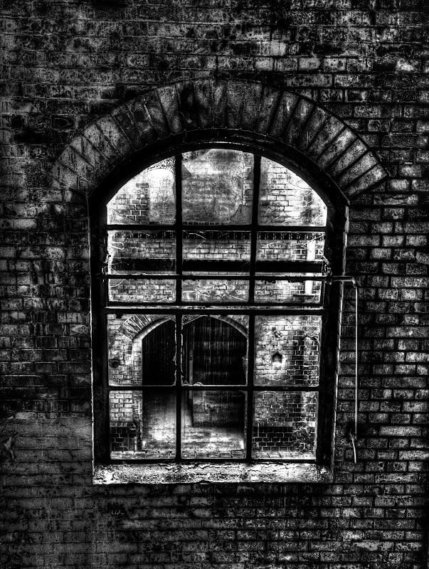 Fenster zum Innenhof mit Blick auf Treppenaufgang zum Ausgang an der Westseite Fenster zum Innenhof mit Blick auf Treppenaufgang zum Ausgang an der Westseite