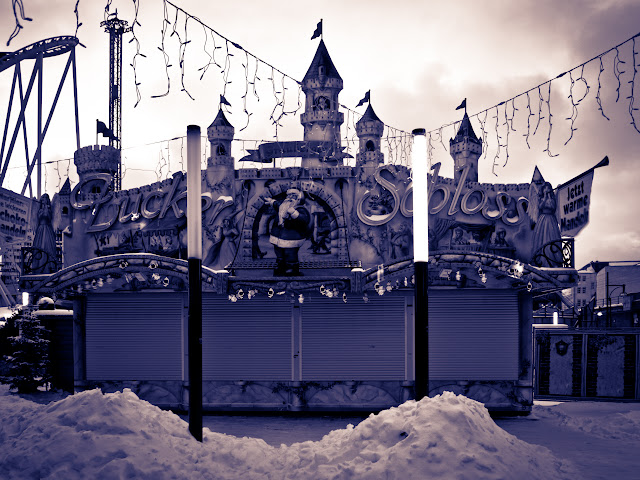 [ZUCKERWATTEBUDE - GESCHLOSSEN, MIT SCHNEE UND DEFEKTER LAMPE IN BLAUSTICHIGEM MONOCHROM]